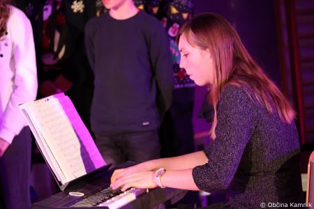 Miklavžev koncert na Osnovni šoli Toma Brejca napolnil telovadnico do zadnjega kotička (63)